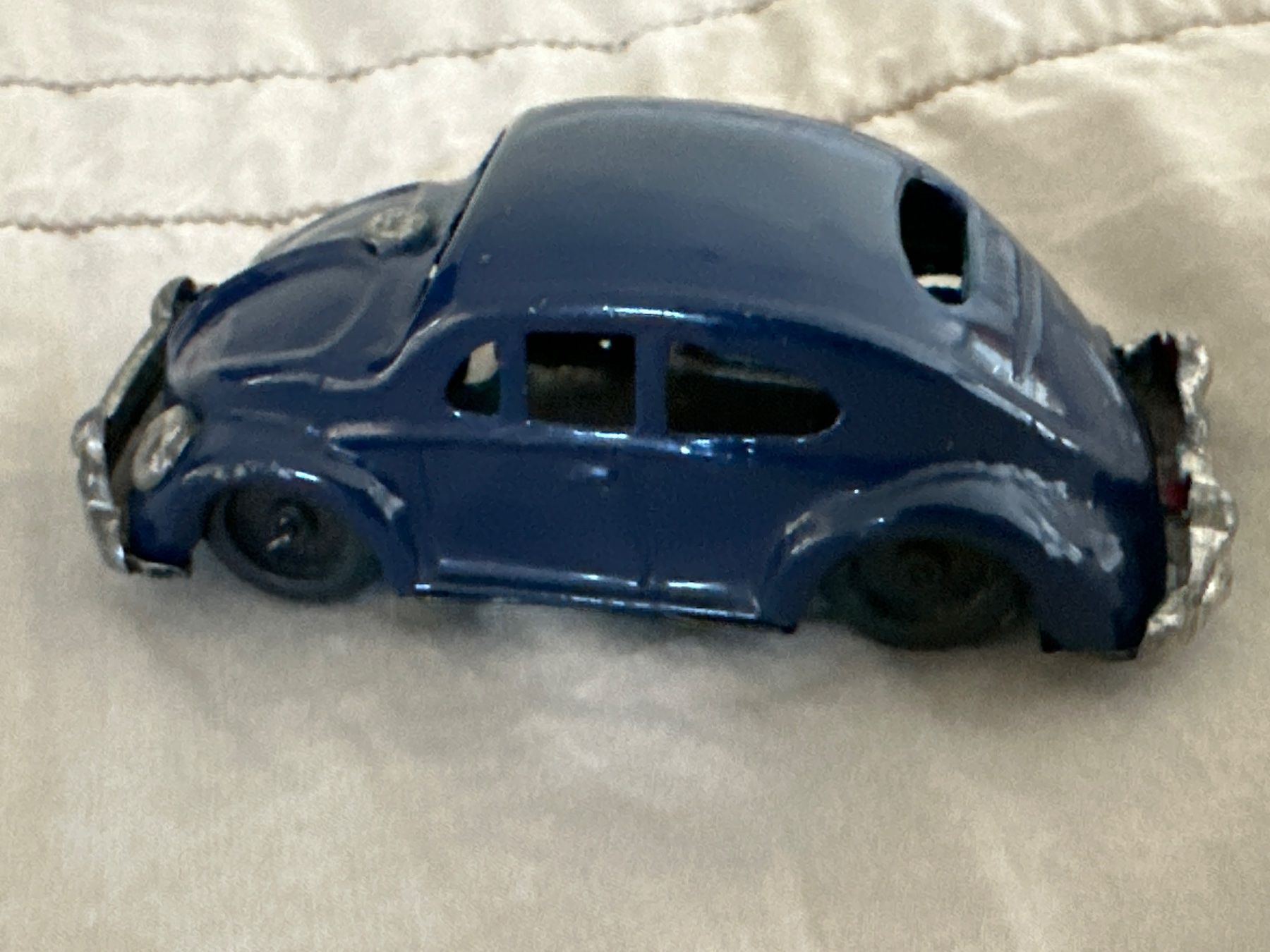 Jouets: Blechauto VW Käfer Ovali – Défectueux à Seuzach par Jage 1