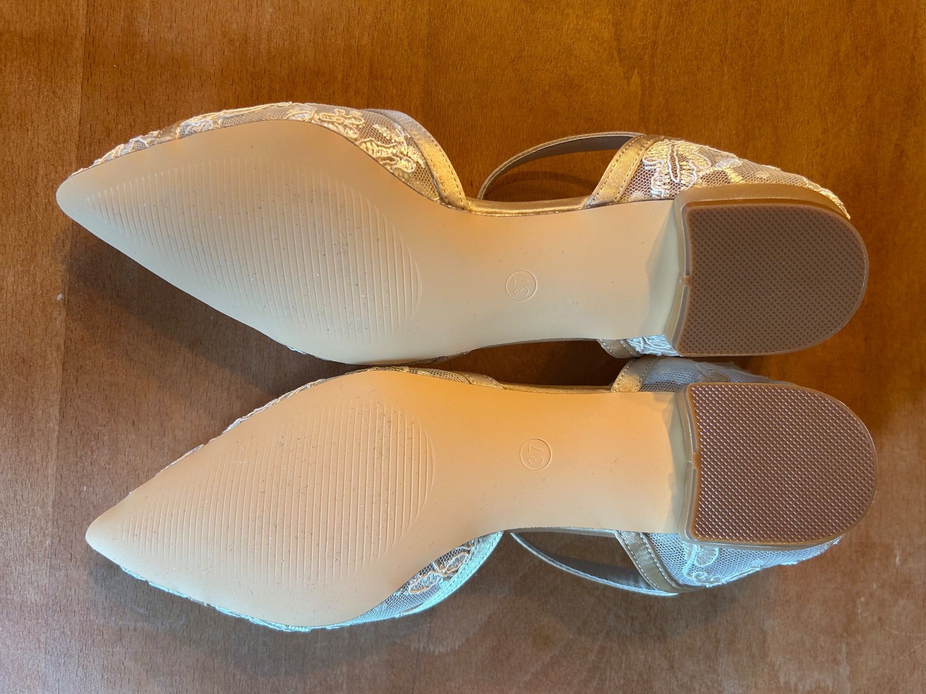 Scarpe da donna: Hochzeitsschuhe Grösse 37 ungetragen – Nuovo e nell'imballaggio originale da Burgdorf venduto da SalomeZuberbuehler 1