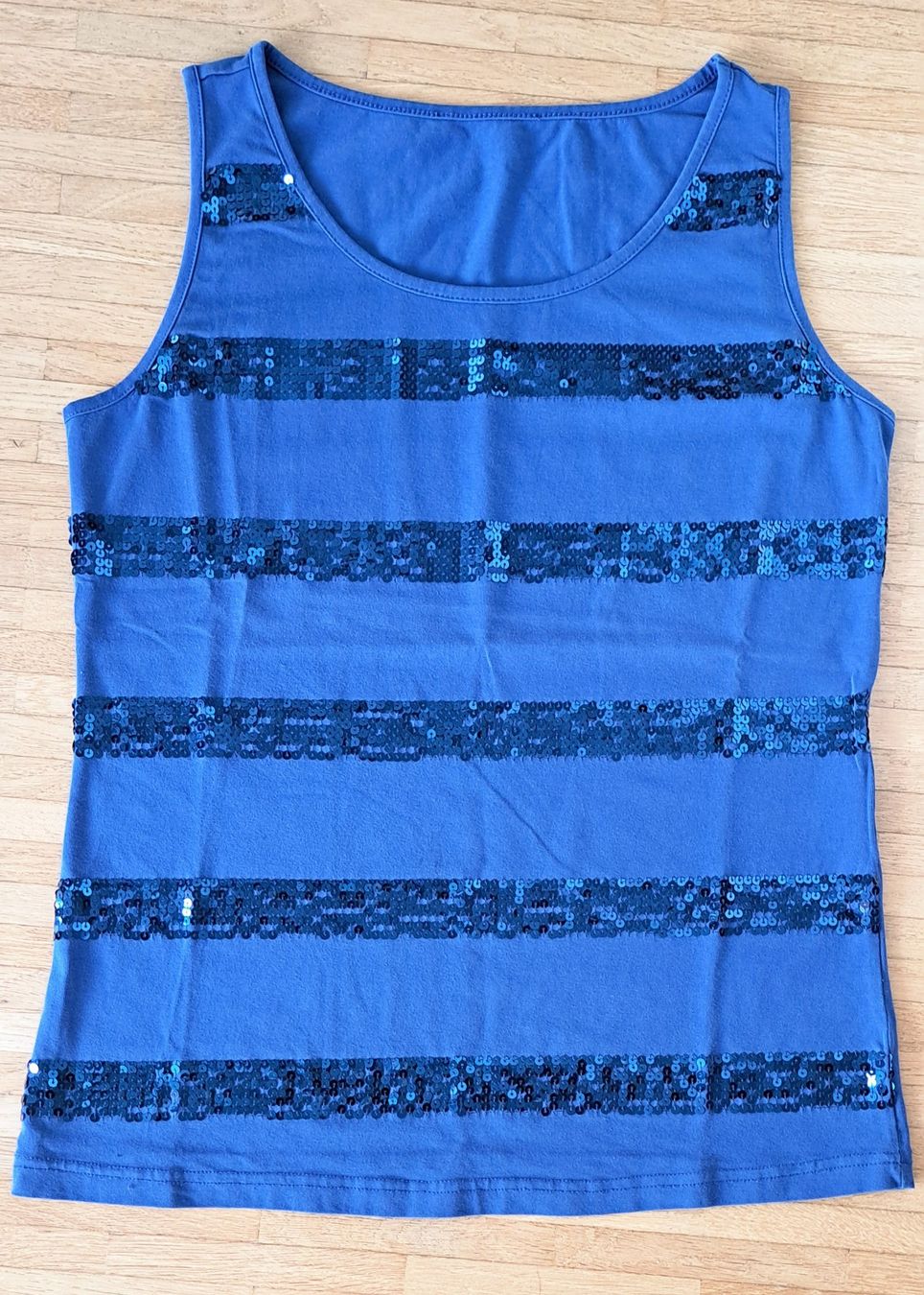 T-shirt: Débardeur bleu orné de sequin – Nuovo (secondo la descrizione) da Le Mont-sur-Lausanne venduto da olatiu