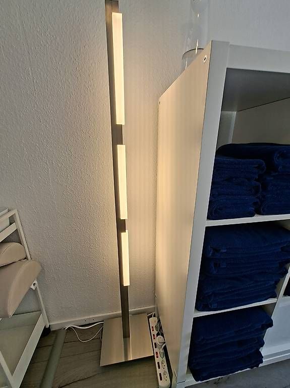 Lampade: LED Stehlampe dimmbar – Usato da Rotkreuz venduto da realtradeSwitzerland