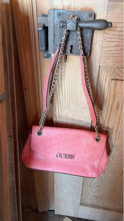Handtasche Guess Koralle mit Kette neuwertiger Zustand
