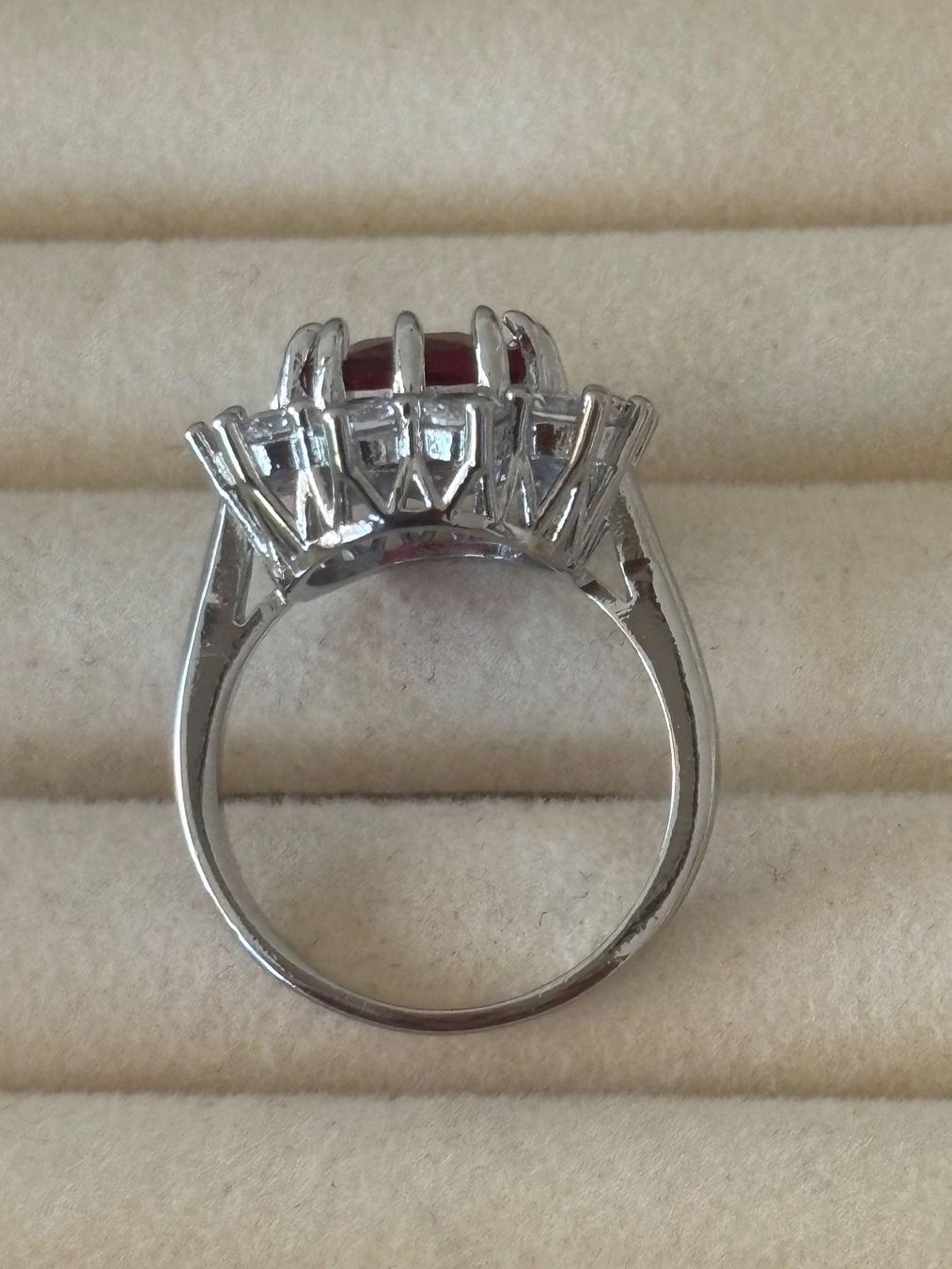 Bagues: Luxus Elegante Gr.19/9 Ring Farbe: Silber / Rot – Neuf (Voir description) à Biel-Bienne par Roserosse13 2