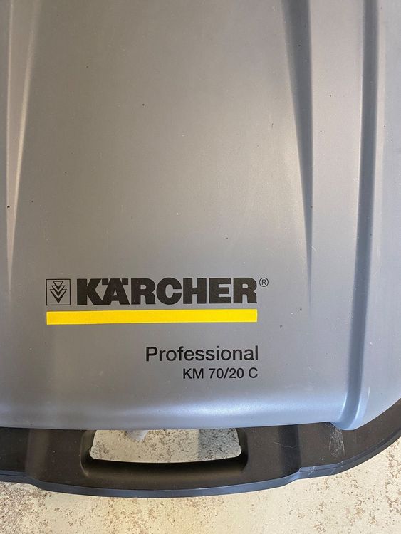 Barredora Kärcher KM 70/20 C - Gris/negro Con Cepillo Lateral Para Limpieza Exterior