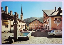 Zuoz, Dorfplatz mit Planthaus und Crusch Alva