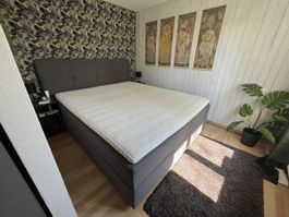 Boxspringbett grau mit Kopfteil in Übergrösse