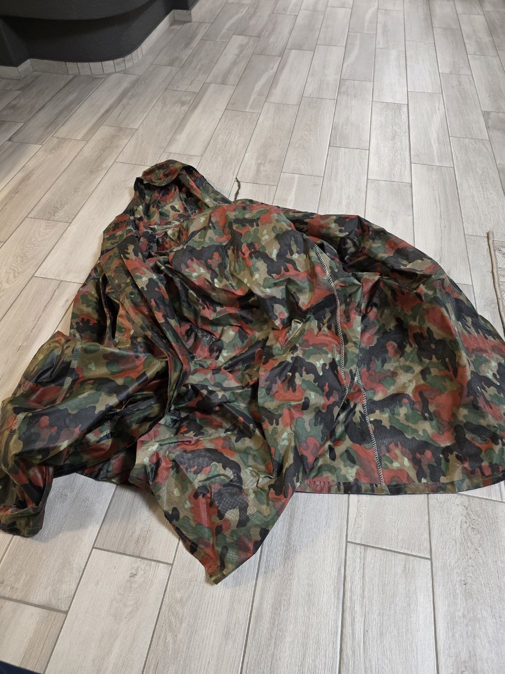 Uniformi: Schweizer Armee Regenmantel Militär  – Usato da Dorf venduto da Echo_Elements 1