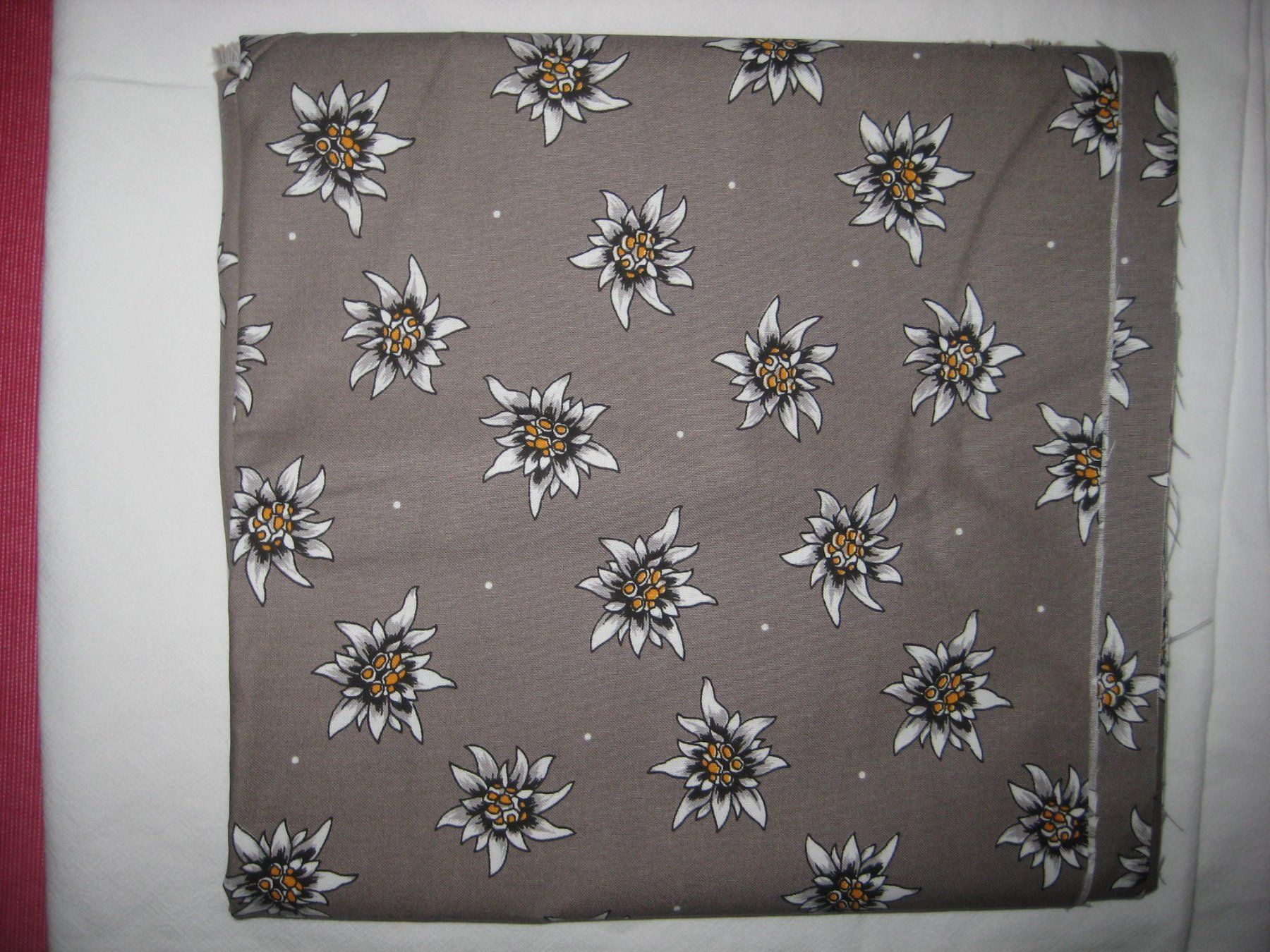 Tessuti: Baumwollstoff taupe mit Edelweiss – Nuovo e nell'imballaggio originale da Füllinsdorf venduto da Schlupp