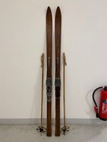 Ski (AX), alte Holzski mit Stöcken
