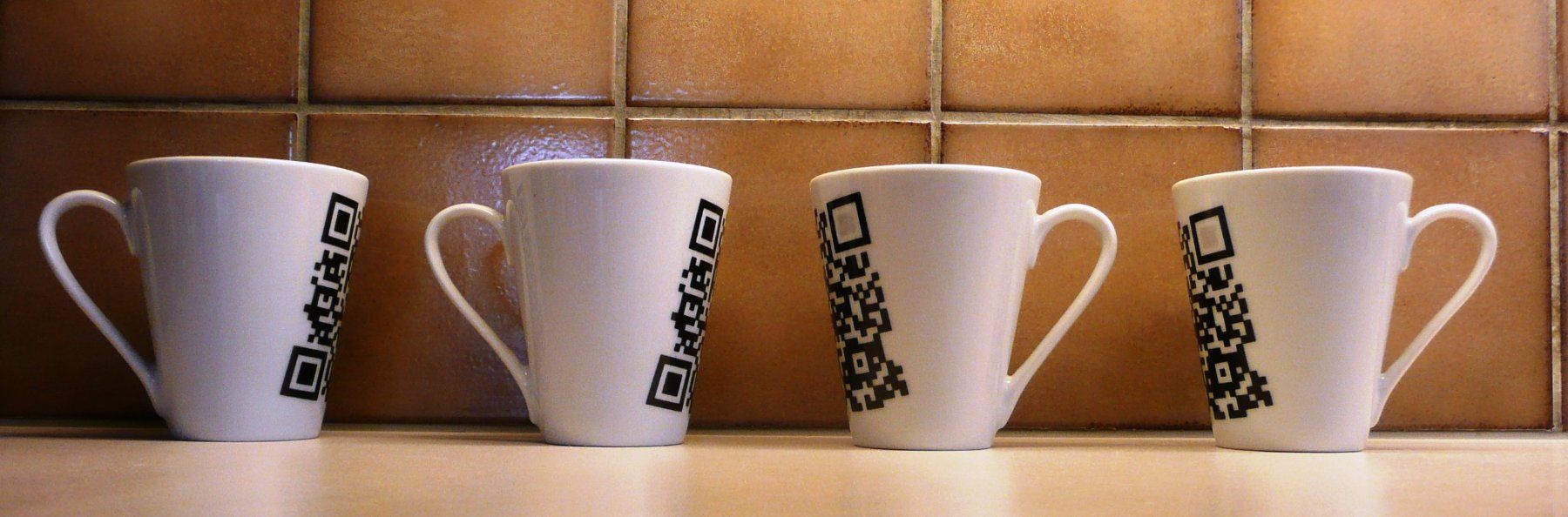 Tazze: 4 Tassen mit QR-Code - witzig! – Usato da Zürich venduto da zuerich00 2