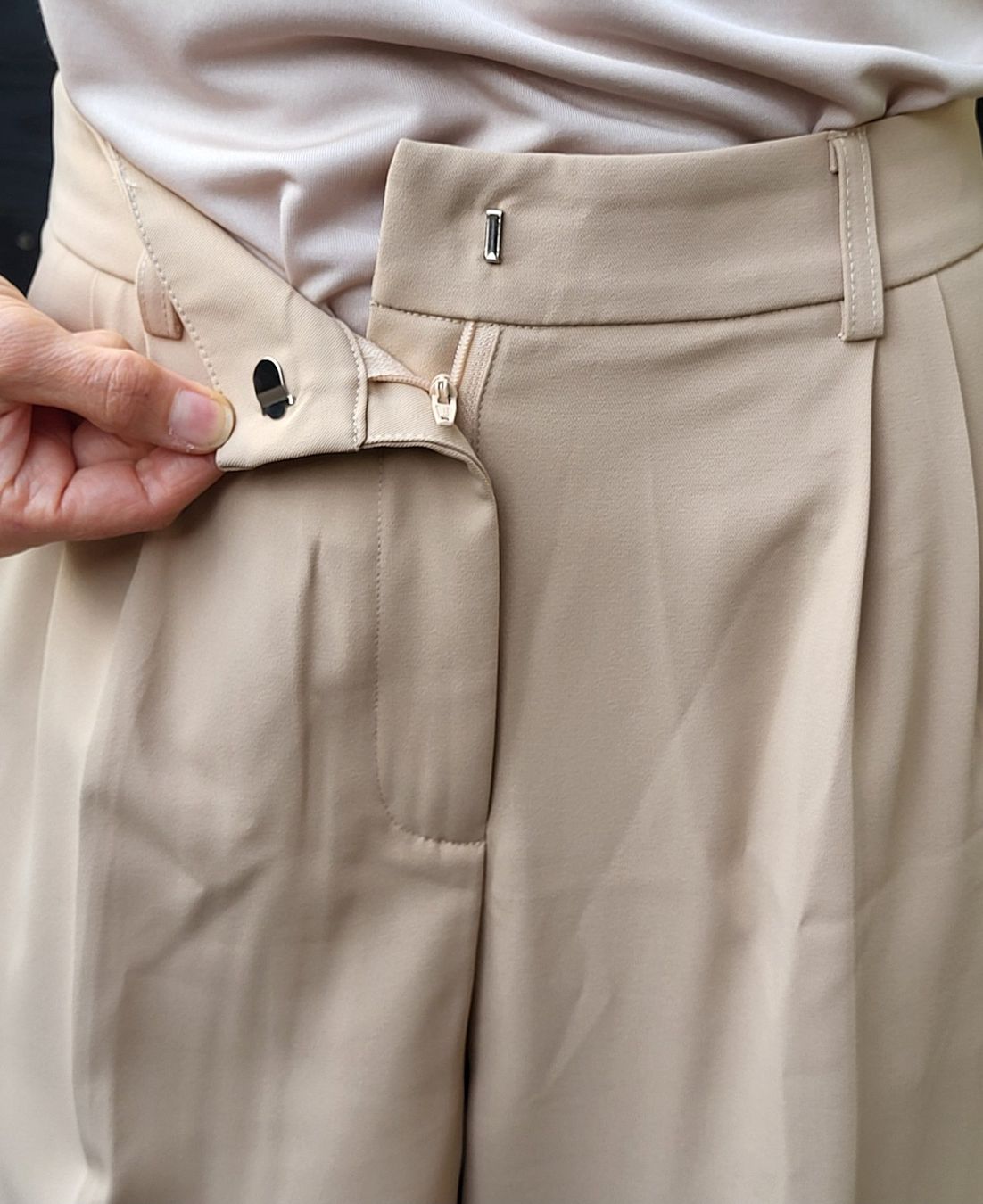 Pantaloni: Pantalon beige – Nuovo (secondo la descrizione) da Fribourg venduto da VictoriaShop7 3