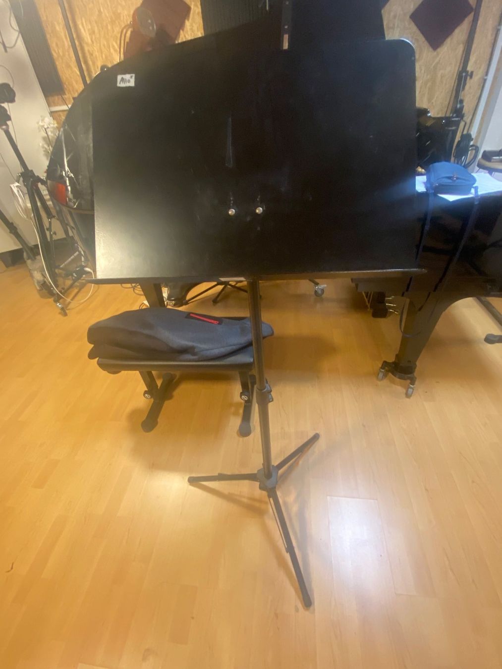 König & Meyer Supporti per strumenti musicali & leggii: 50 Notenständer mit Flight Cases – Usato da Schönenwerd venduto da Bryna2002