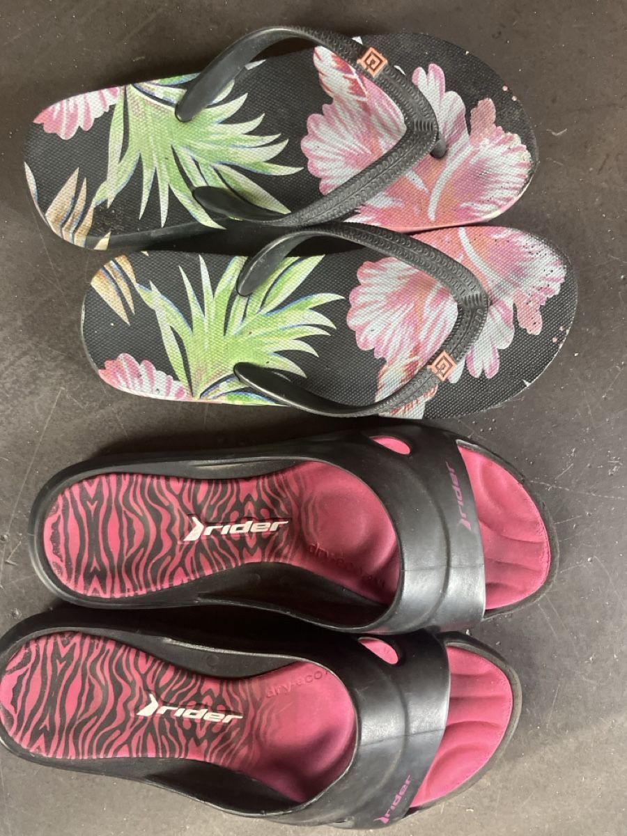 Scarpe per ragazze: 2 Paar Flip Flops 33/34 – Usato da Iffwil venduto da LaStrietta