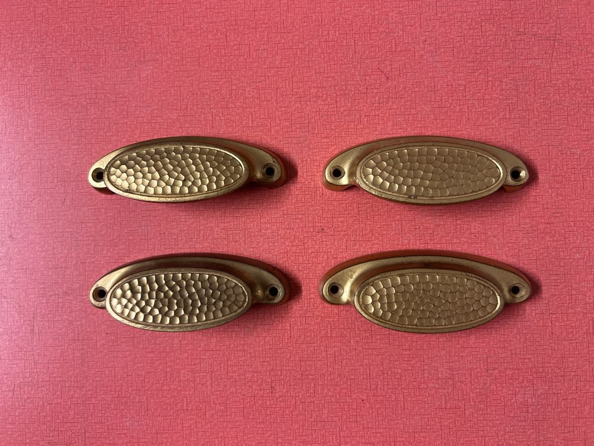 Quincaillerie: 4 Griffschalen Messing Hammerschlag sehr Schön. – D'occasion à Lanzenhäusern par vic63
