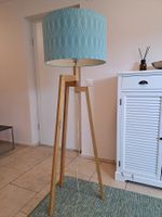 Schicke Stehlampe mit Holzfuss und blauem Lampenschirm