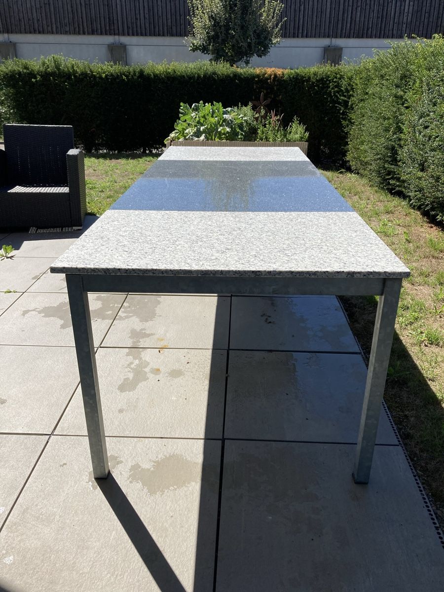 Tavoli: Grosser und robuster Metalltisch mit Granitplatten – Usato da Oberkirch LU venduto da claude_lagler 1