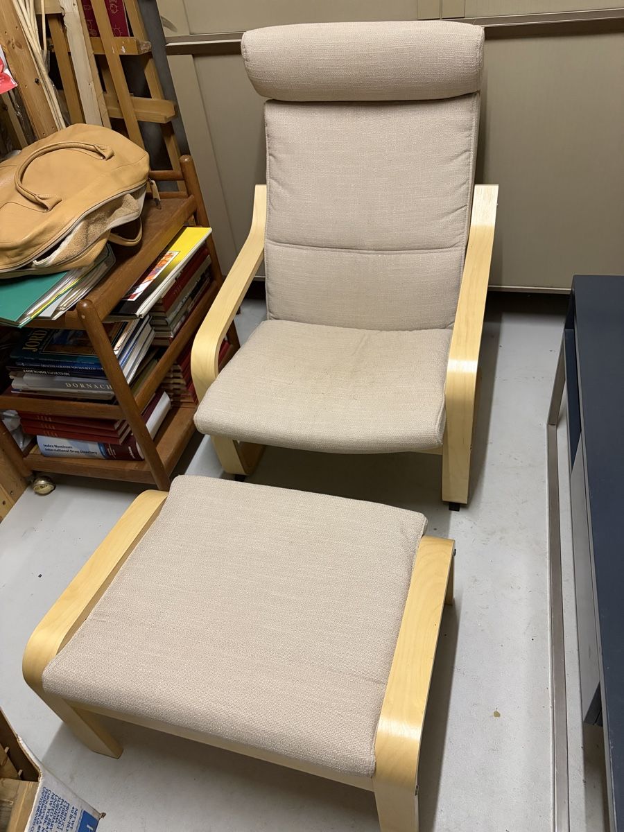 Stühle: Sessel mit Fusshocker, beige – Gebraucht aus Dornach von Dale-99