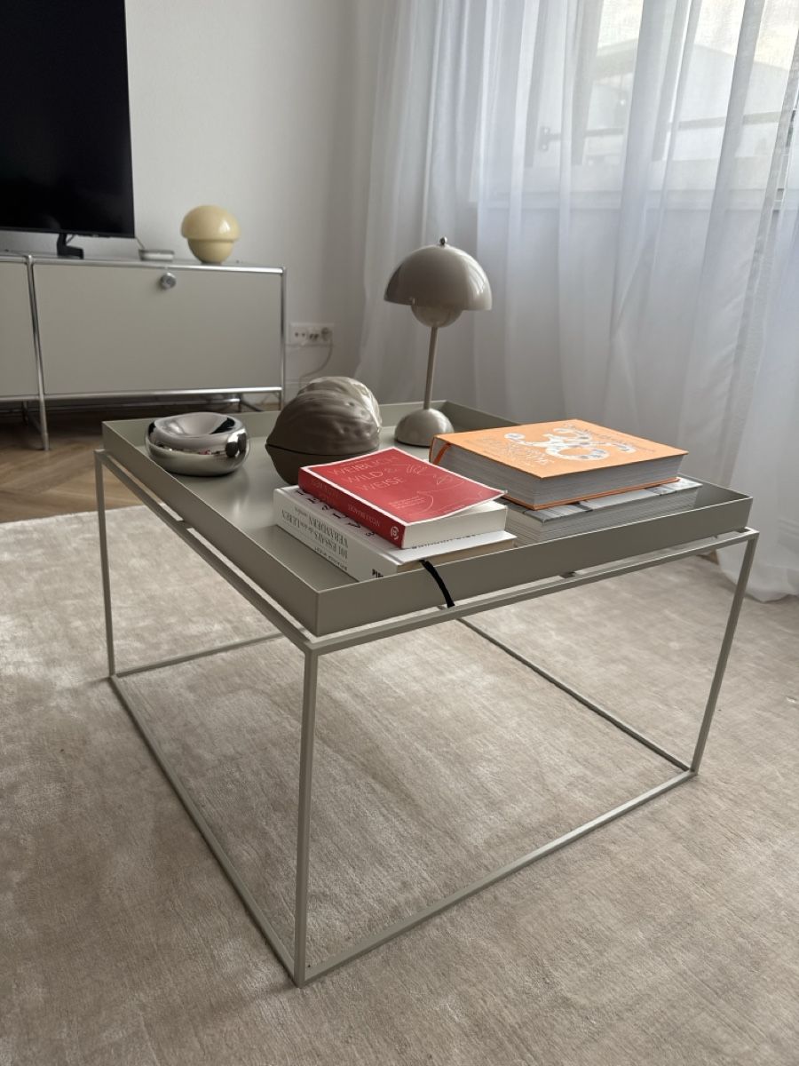 Hay Tavoli: Hay Tray Table 60x60cm warm grey – Nuovo (secondo la descrizione) da Luzern venduto da maarteii