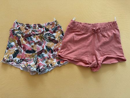 Neuwertig: 2 lässige Shorts, Gr. 122