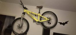 A vendre vélo de dirt 24 Bicycles Toy 4 jaune, très bon état