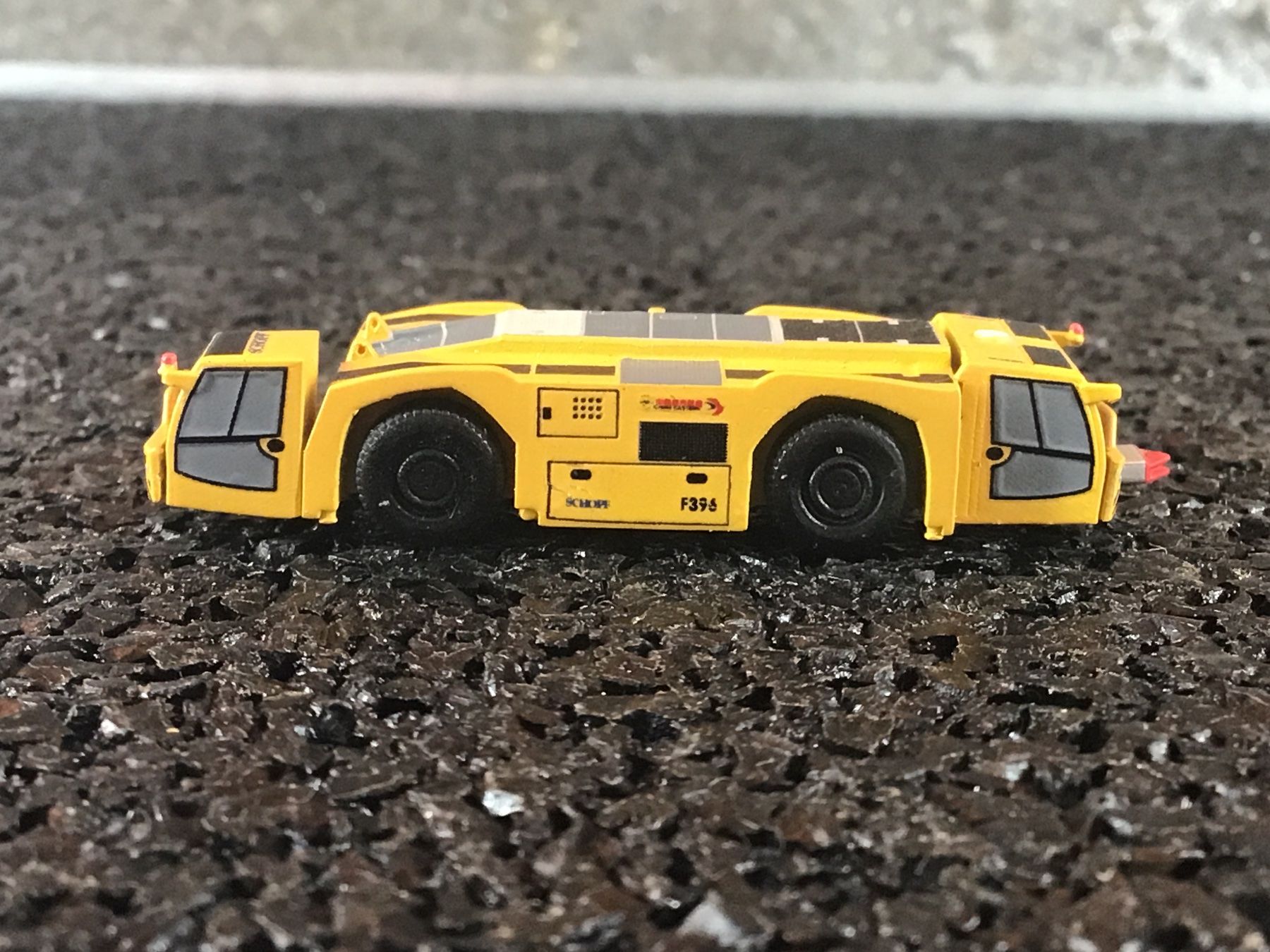 Kit di modellismo & Modellini statici: SICHERHEIT VON  FLUGHAFENSCHLEPPERN – Usato da Männedorf venduto da Spezial-Modelle 1
