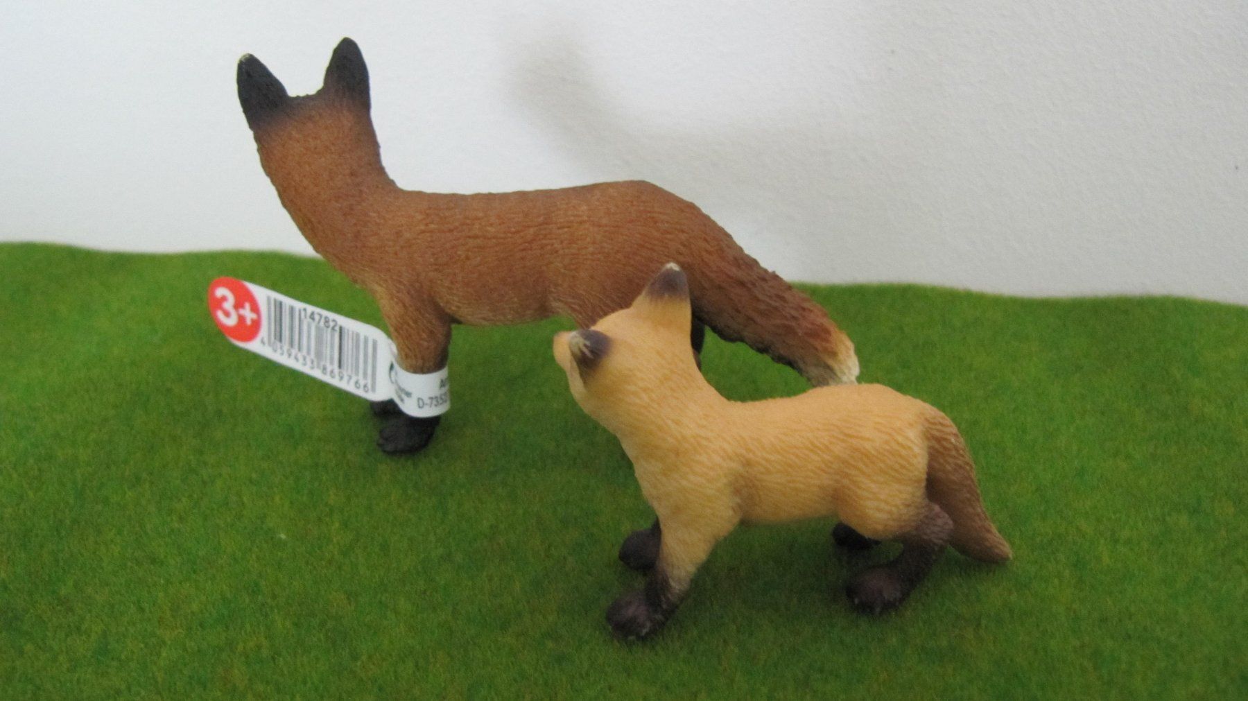 Schleich Spielzeuge: Schleich Figuren, Wolf und Fuchs mit Jungtier – Neu (gemäss Beschreibung) aus Brunnen von Kiwiland1 3