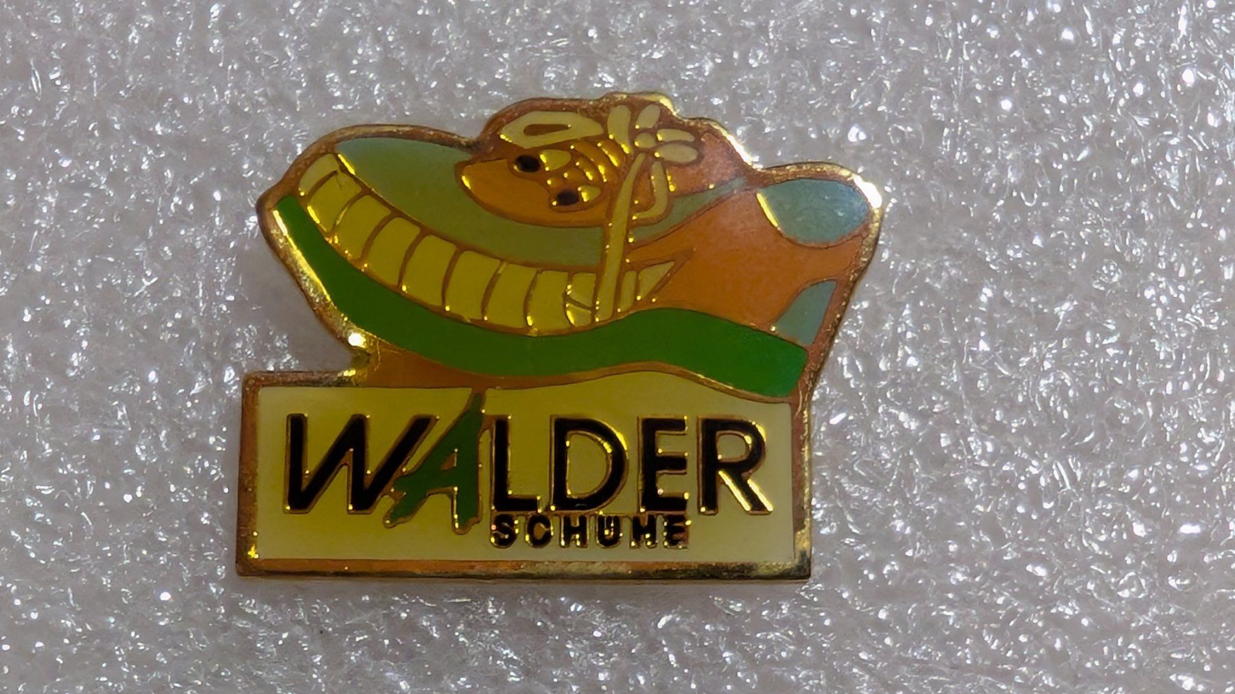 Plaketten & Abzeichen: Ansteckpin 271: Walder Schuhe  – Gebraucht aus Oppligen von Pin-Fall-Shop