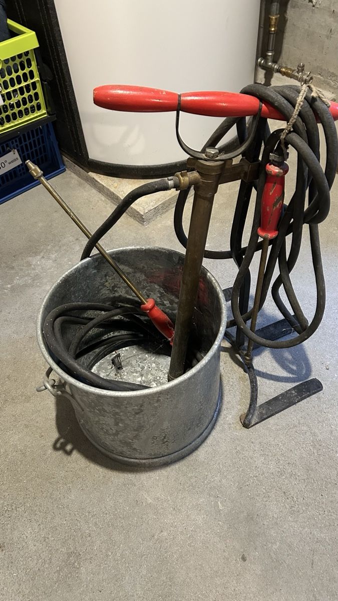 Feuerlöscher: Vintage Eimerspritze mit Ersatzschlauch – Gebraucht aus Niederurnen von Chr_ccd7