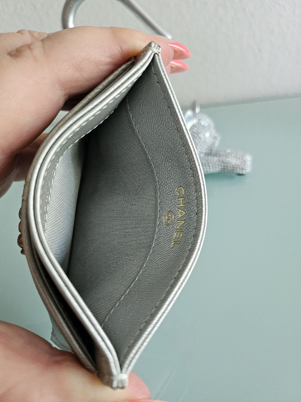 Chanel Sonstige Kleidung & Accessoires: Chanel Kartenetui, Silber, neuwertig – Neu (gemäss Beschreibung) aus Bern von Sadler 2