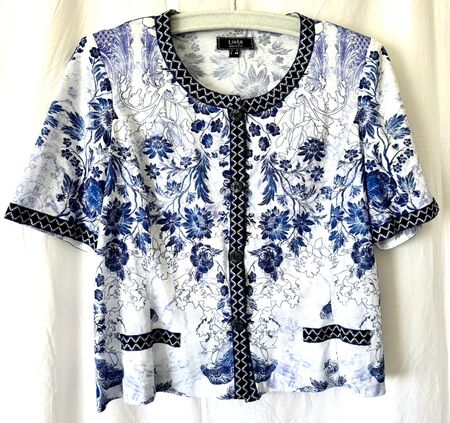 Kurzärmelige Bluse mit blauem Blumenmuster von  Liolà (IT)