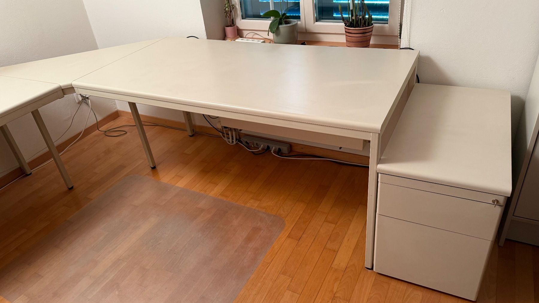 Scrivanie: Grosses Eckpult mit 2 Korpussen + Beistellschrank – Usato da Meilen venduto da MockUrs 2