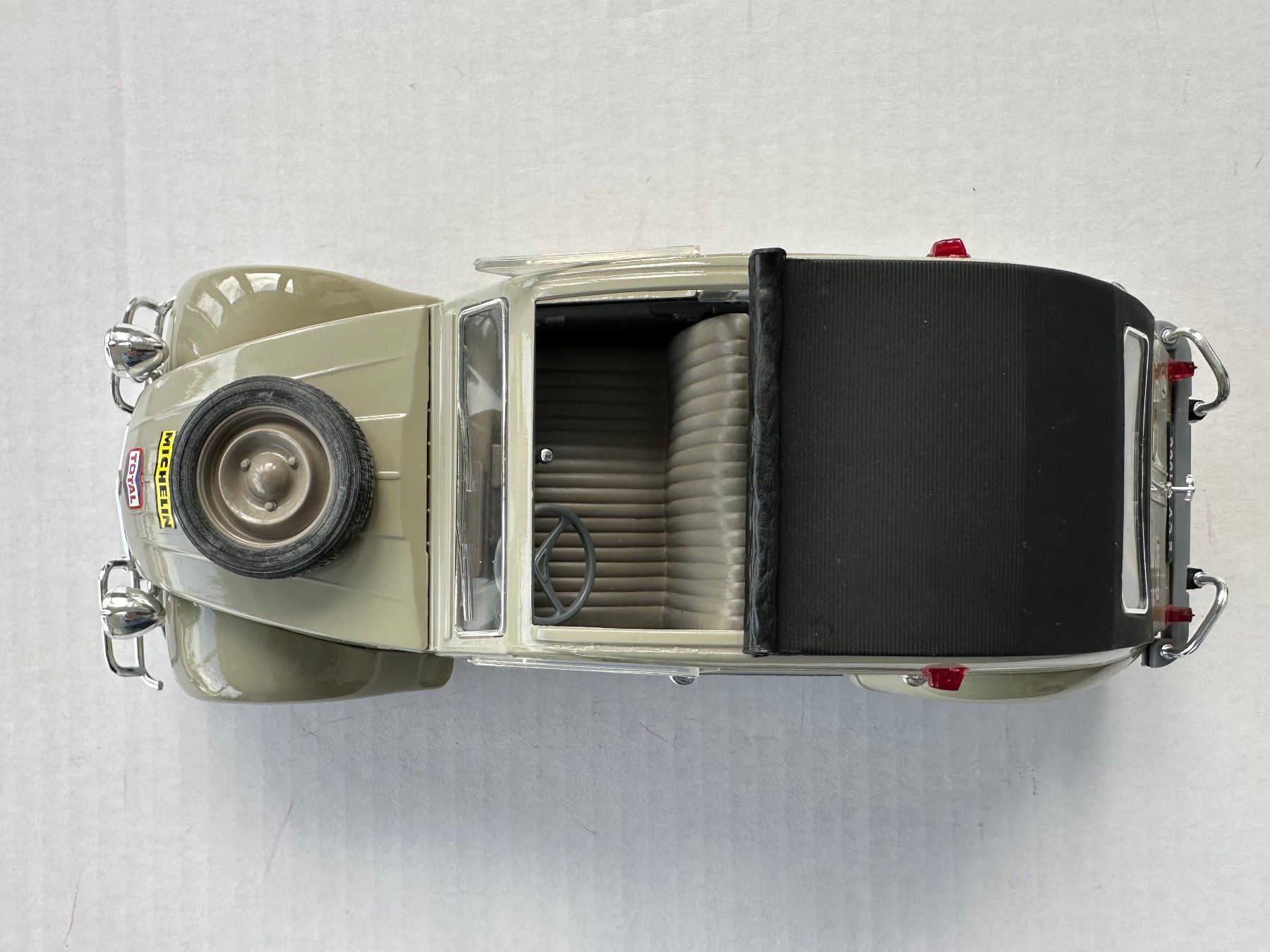 Citroën Modellini d'auto: Citröen 2CV Modell, Döschwo  1:17 – Usato da Adligenswil venduto da e17s15 3