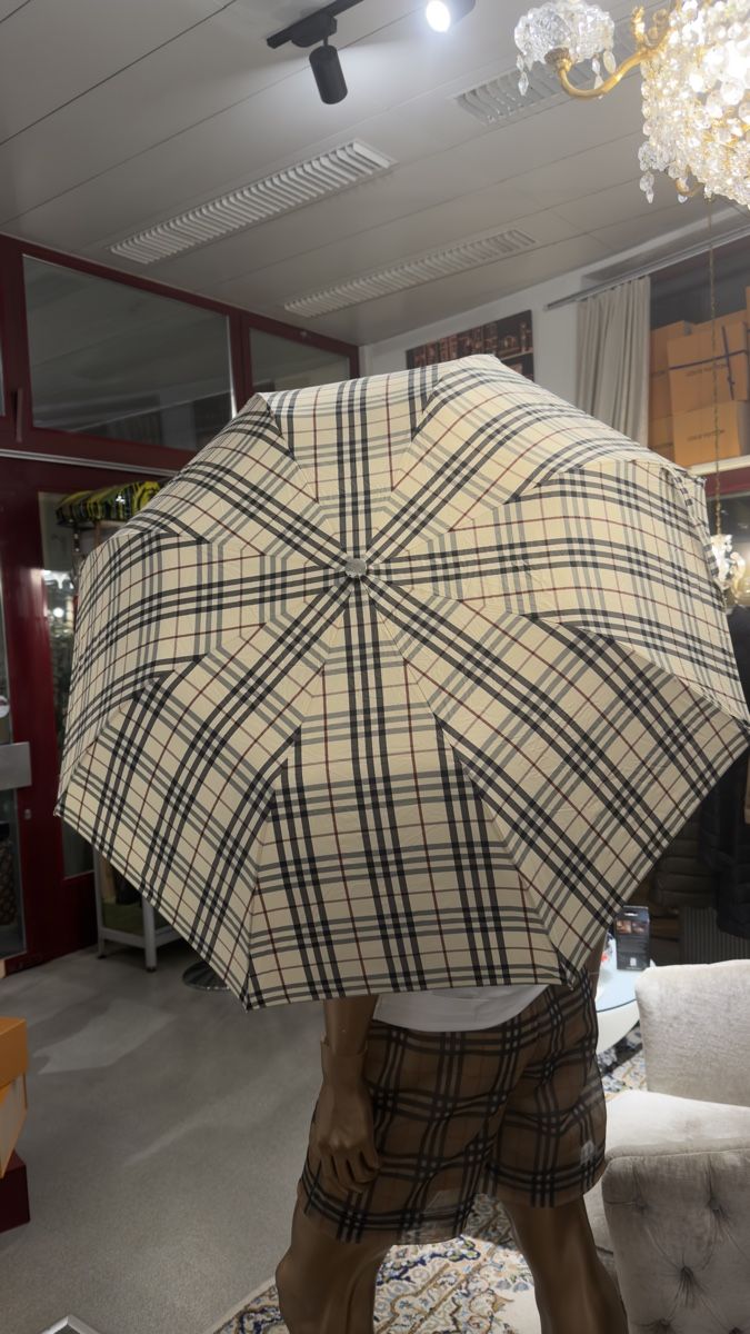 Burberry Ombrelli: Burberry Schirm mit Holzgriff, Neu – Nuovo e nell'imballaggio originale da Lachen SZ venduto da HelvetiaLuxury 1