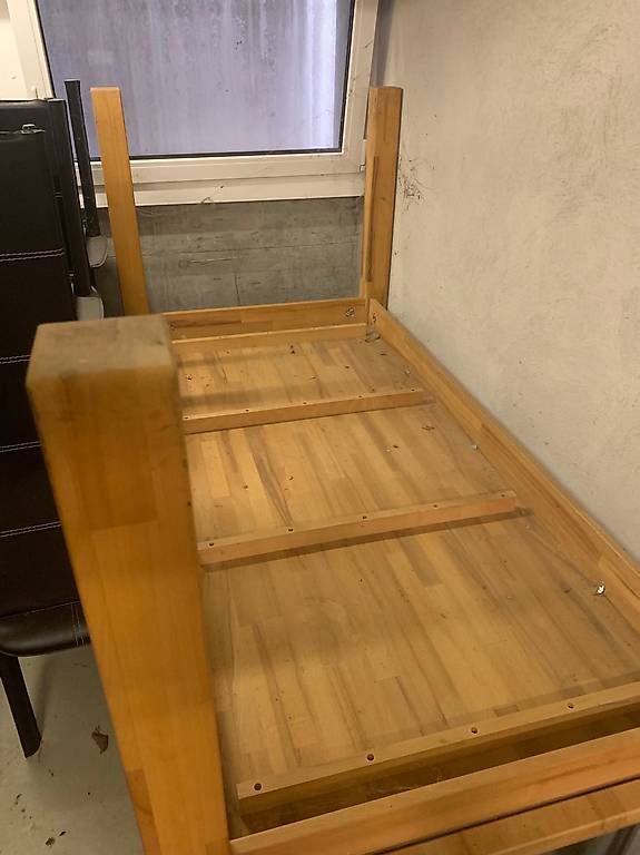 Set di tavolo e panche: Table en bois massif + 6 chaises  excellent état – Usato da Nyon venduto da sal_f2rb 1