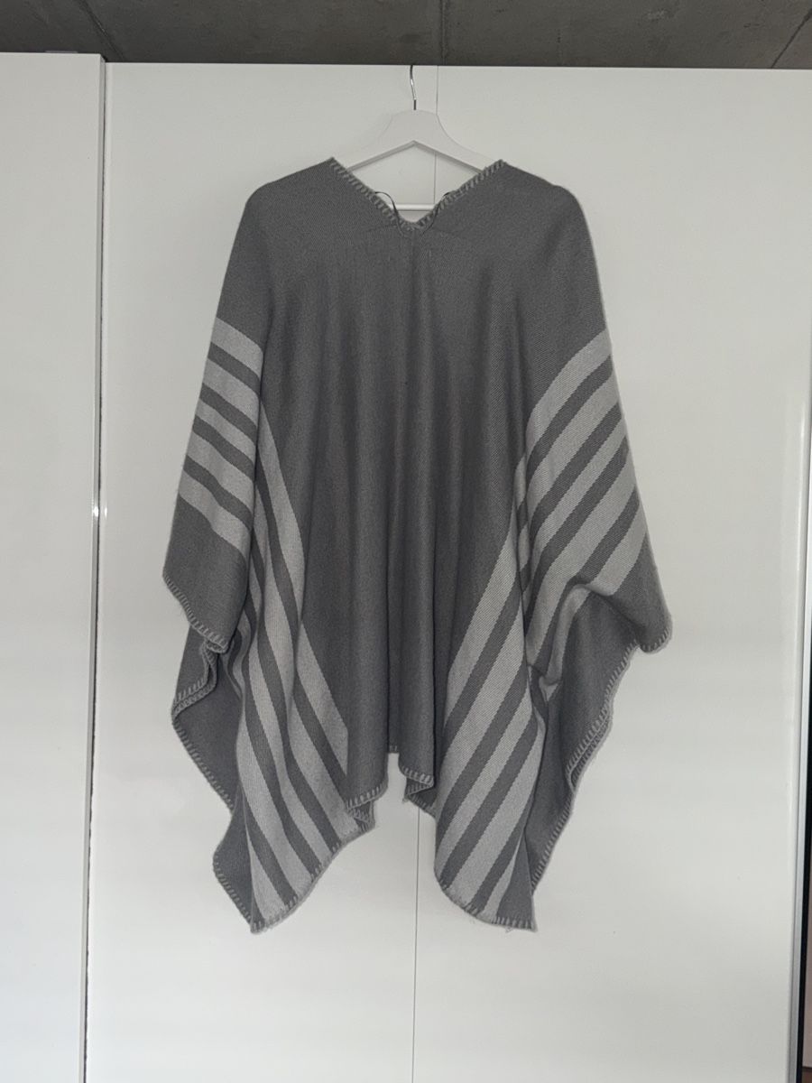 Giacche: Grauer Poncho – Usato da Niederuzwil venduto da Lisascloset 1