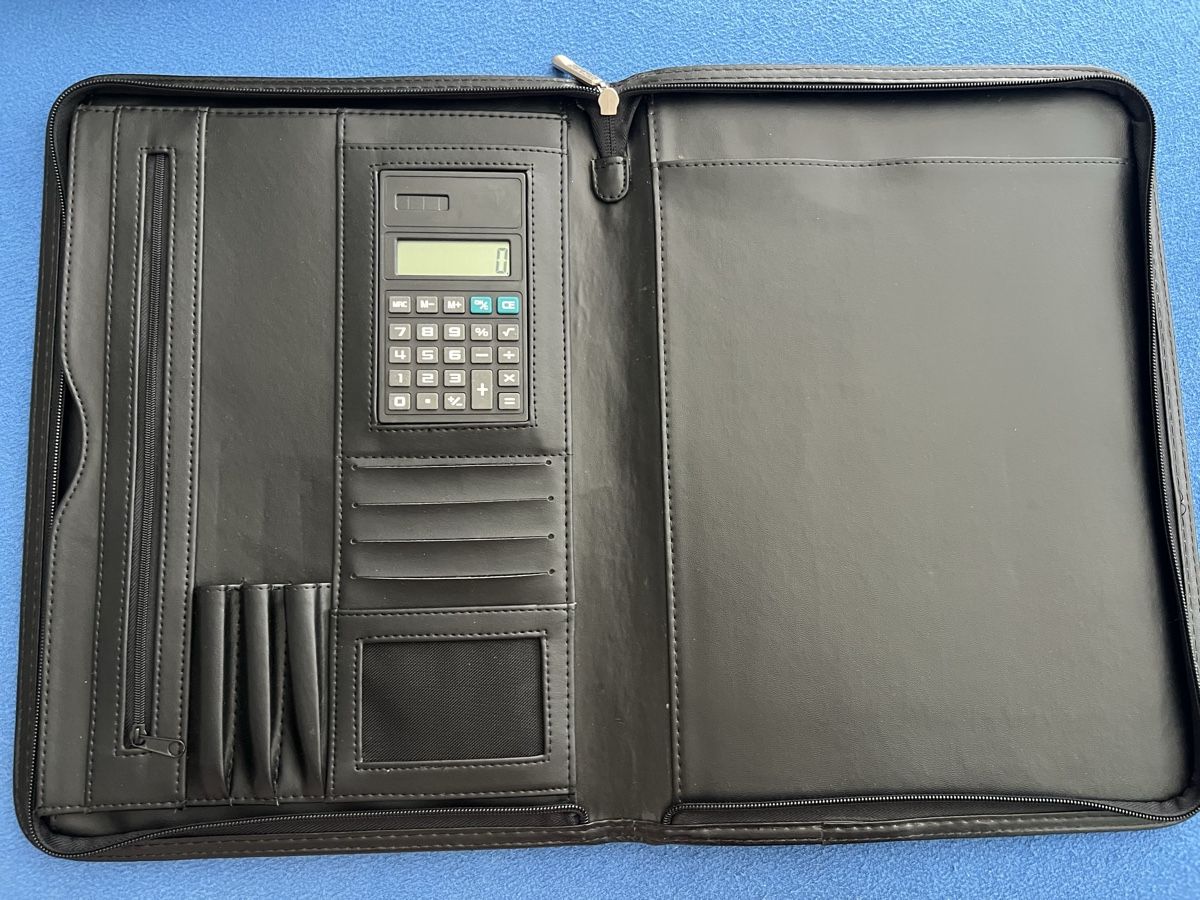 Valigie & Borse: Schwarze Leder-Laptoptasche mit Solar-Taschenrechner – Usato da Meilen venduto da mar_28dx 2