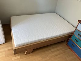 Bett inkl. Lattenrost + Matraze 140x200