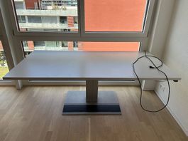 Elektrisch höhenverstellbarer Tisch