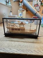Schiffsmodell Asia aus Kork in Vitrine guter Zustand (D1)