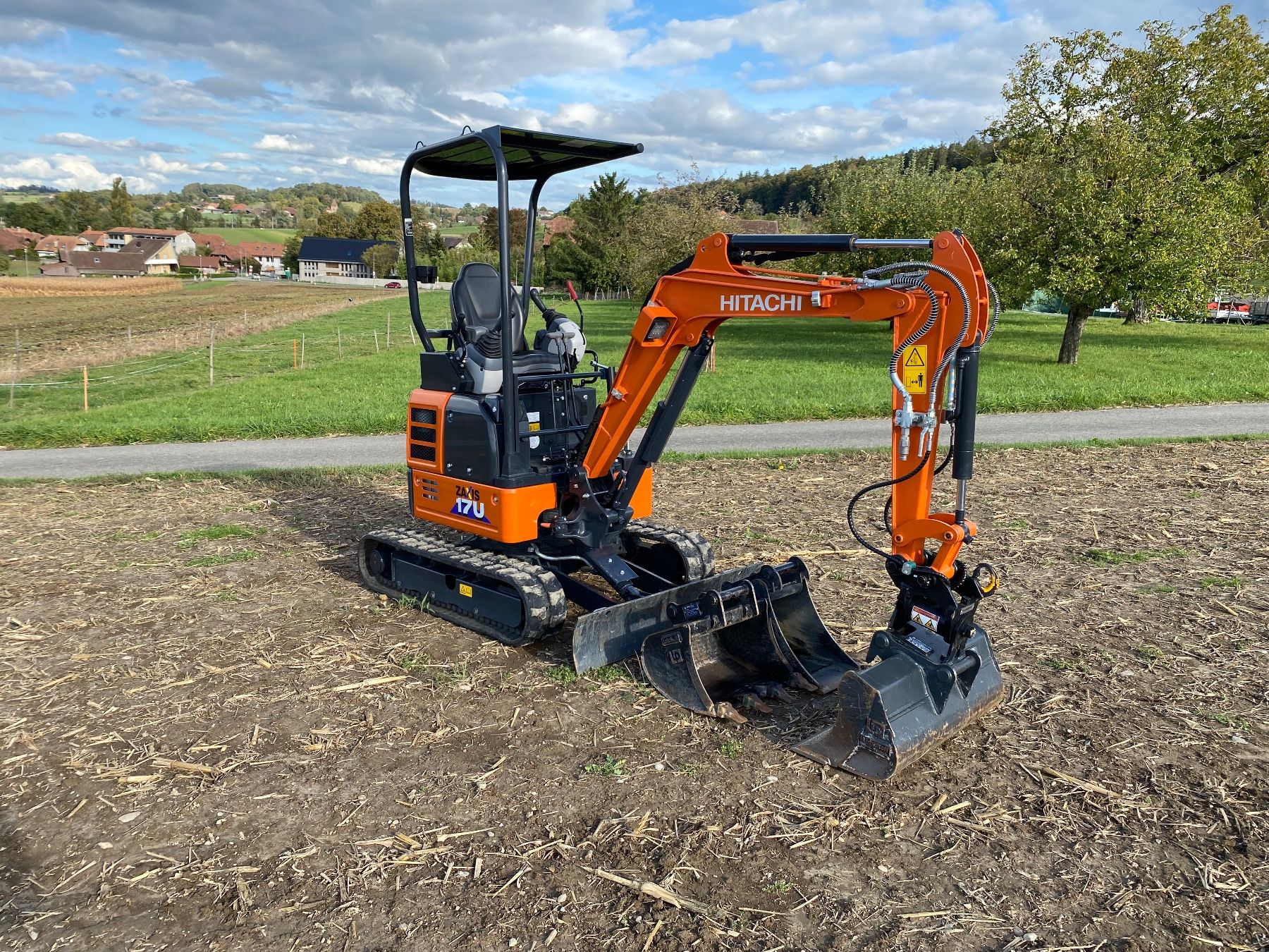 Hitachi Bagger: Bagger Hitachi ZX17U-6 – Gebraucht aus Courgevaux von  2