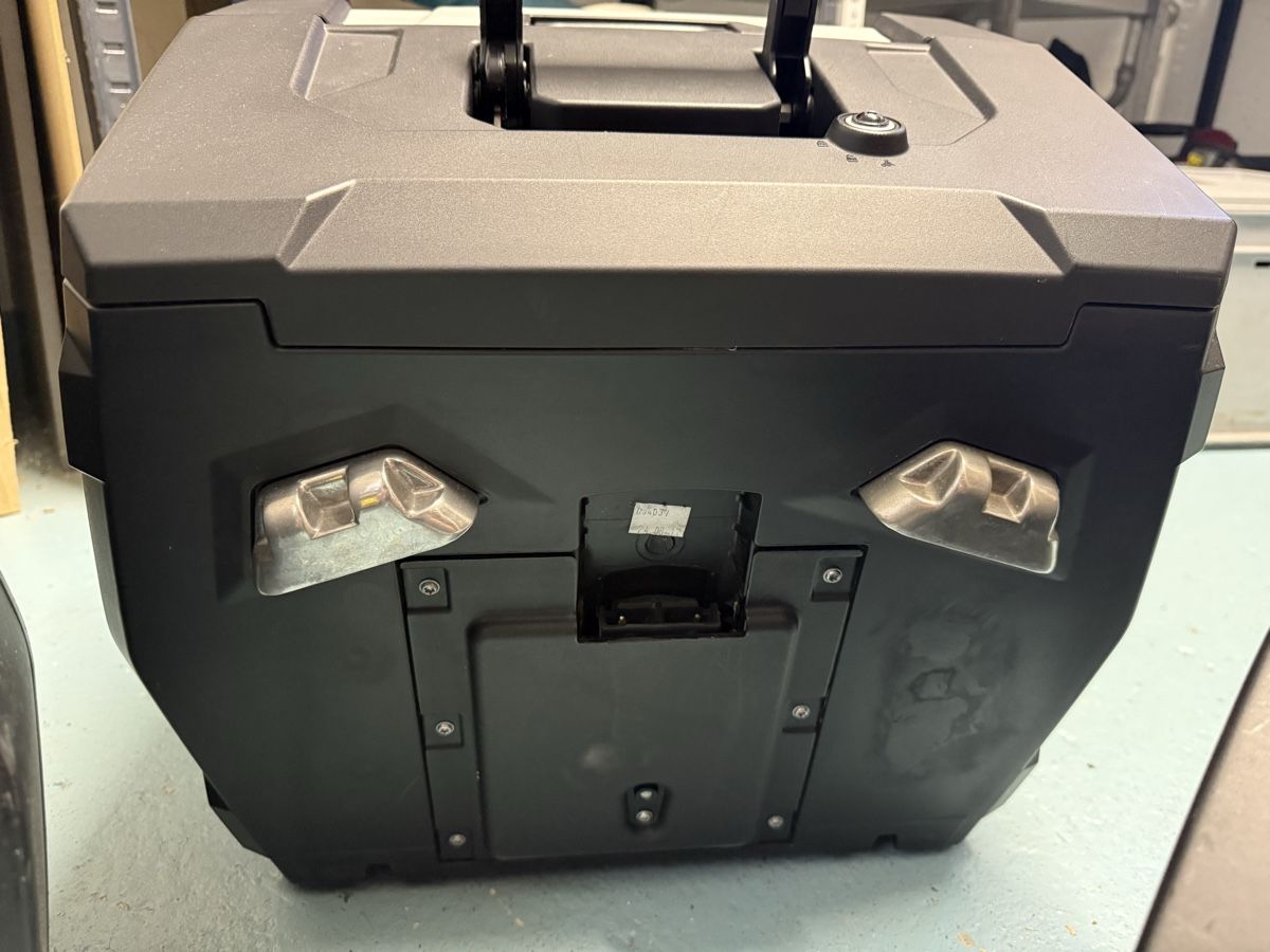 Triumph Topcase: Triumph Tiger Topcase und Seitenkoffer, Original – Usato da Deitingen venduto da 1708 2