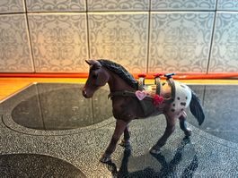 Schleich Pferd braun weiss gefleckt mit Herz und Rosen