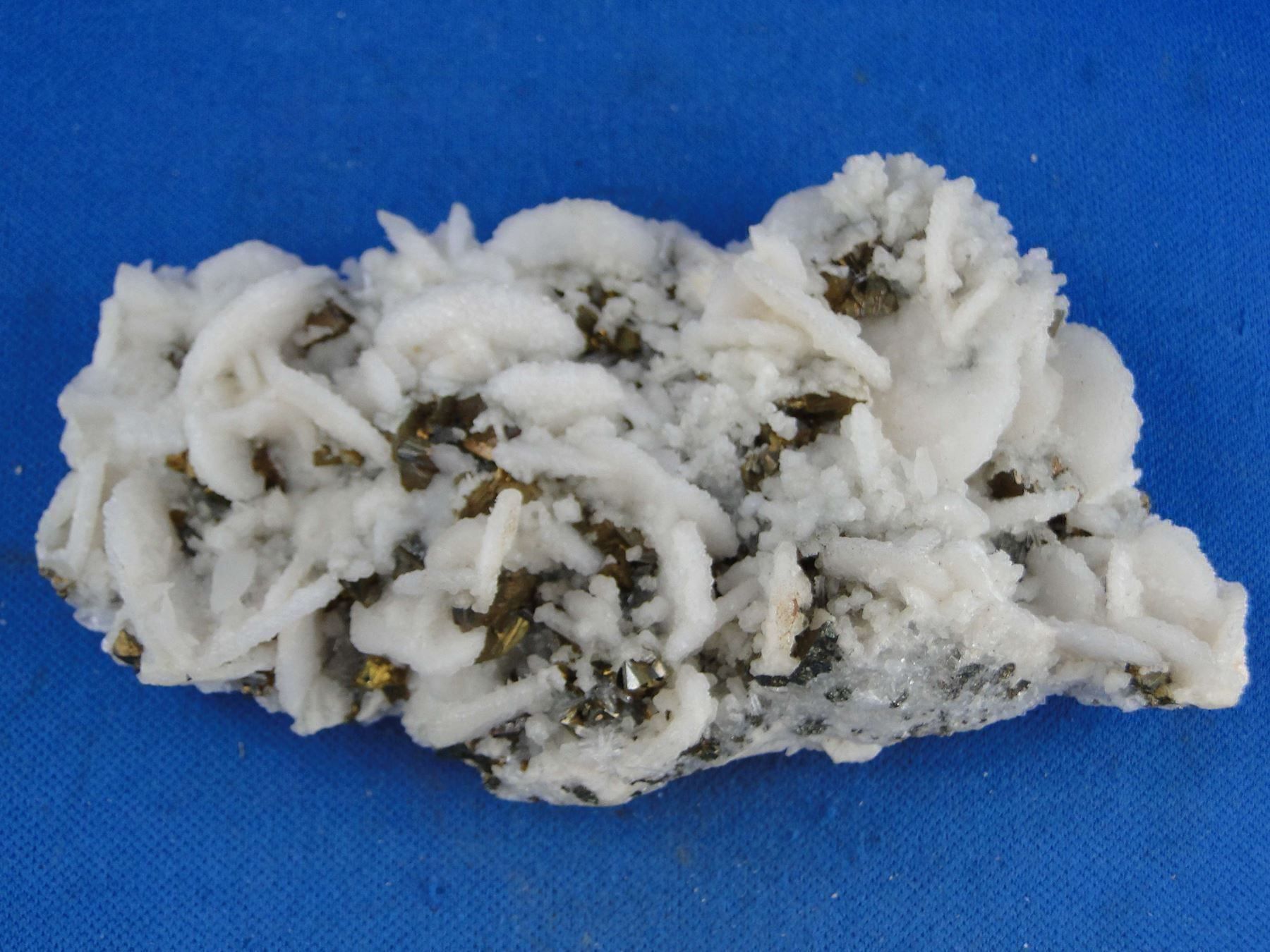 Minerali & Pietre curative: Quartz psm Baryt mit Chalkopyrit – Usato da Schinznach Bad venduto da Demerald