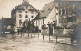 Luzern (LU) Überschwemmung an der Reuss beim Kapellbrücke