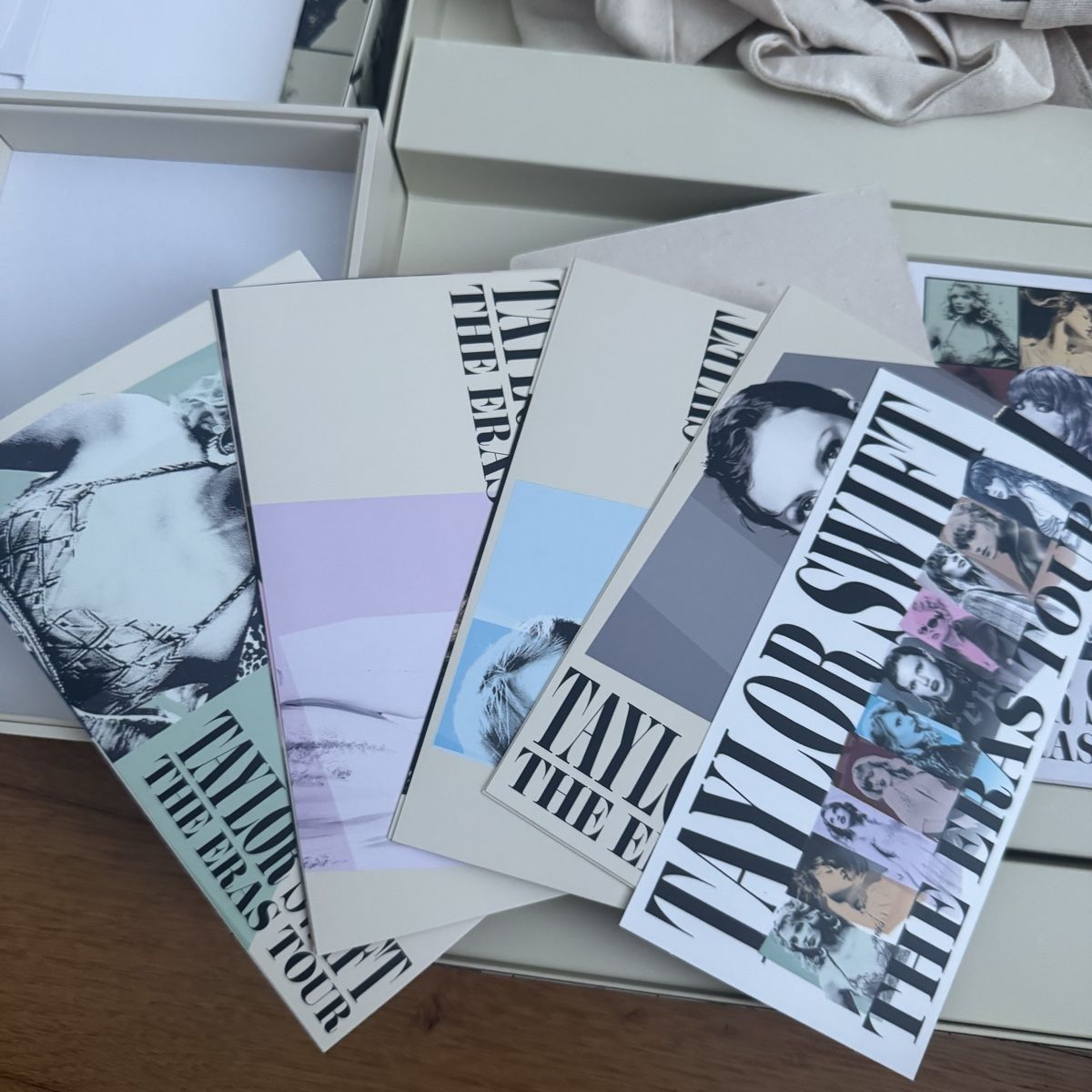 Libri: Taylor Swift Eras Tour VIP Paket – Nuovo (secondo la descrizione) da Sursee venduto da giu_205 3