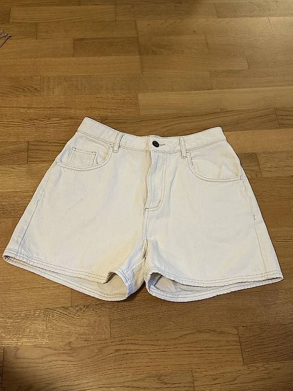 Pantalons: American Vintage Shorts – D'occasion à Basel par AnDeg