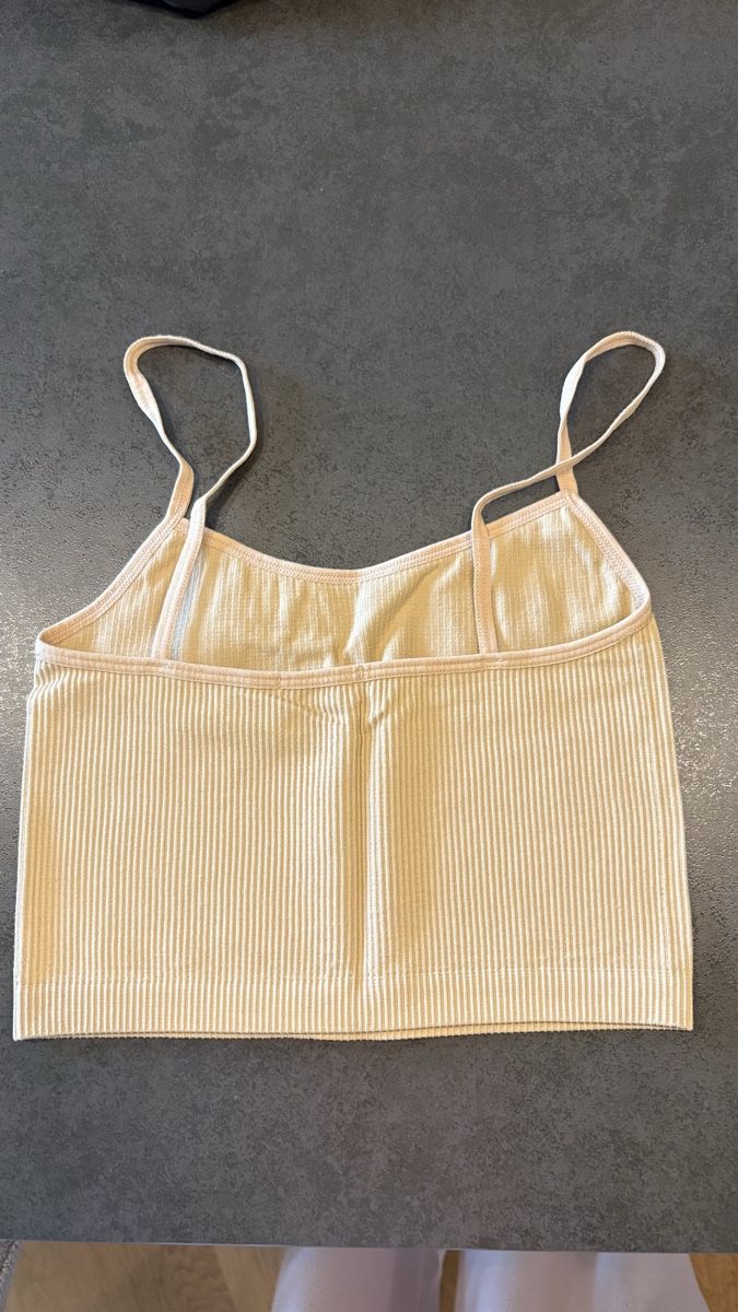 Top: Crop Top beige – Nuovo (secondo la descrizione) da Winterthur venduto da m.tix 1