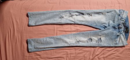 Stretchjeans mit Löchern und Glitzersteinen