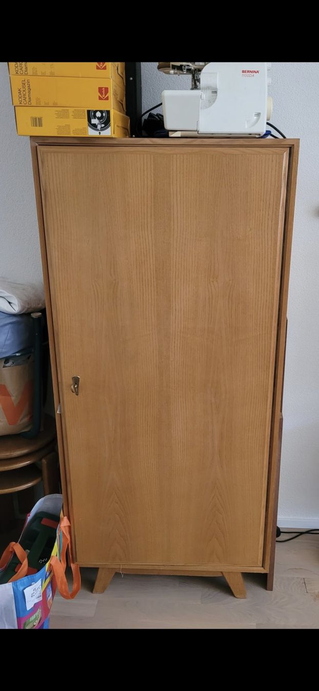 Schränke: armoire en bois aux pied compas – Gebraucht aus Crissier von BaptiH