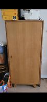 armoire en bois aux pied compas