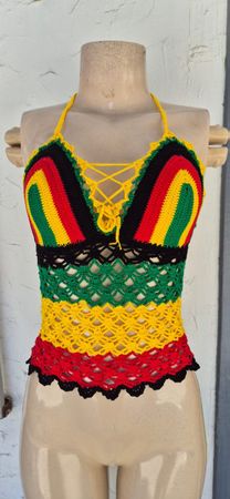 Gehäkeltes Top in Reggae-Farben